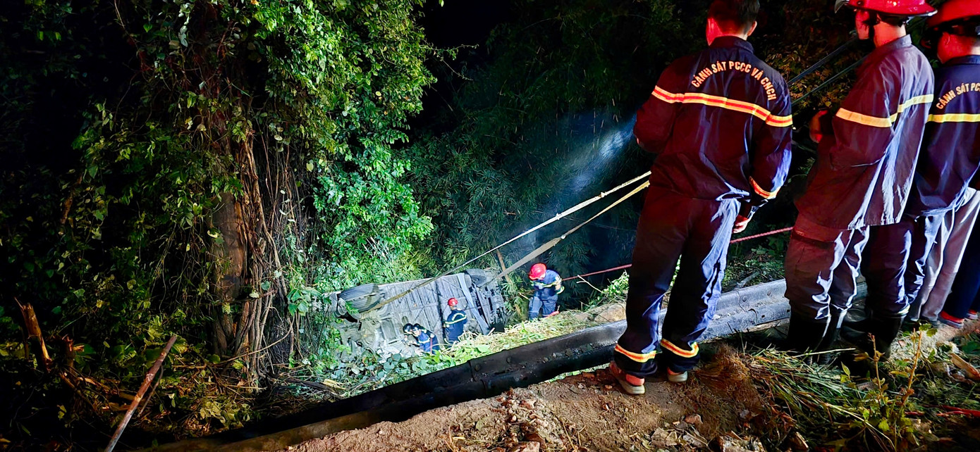 Lực lượng chức năng cố gắng giải cứu các nạn.