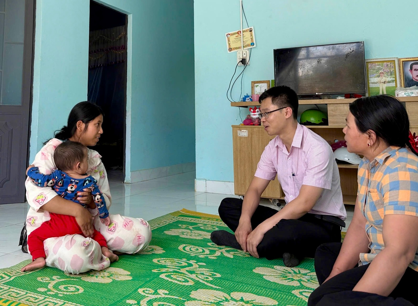 Chị K’Phượng phấn khởi chia sẻ cùng mọi người.