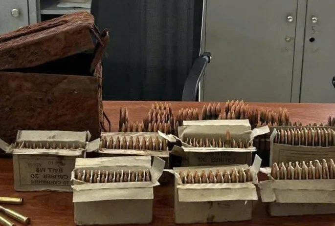 Cơ quan chức năng kiểm tra có 343 viên đạn trong thùng kim loại bị hoen rỉ. Cơ quan chức năng kiểm tra có 343 viên đạn trong thùng kim loại bị hoen rỉ.