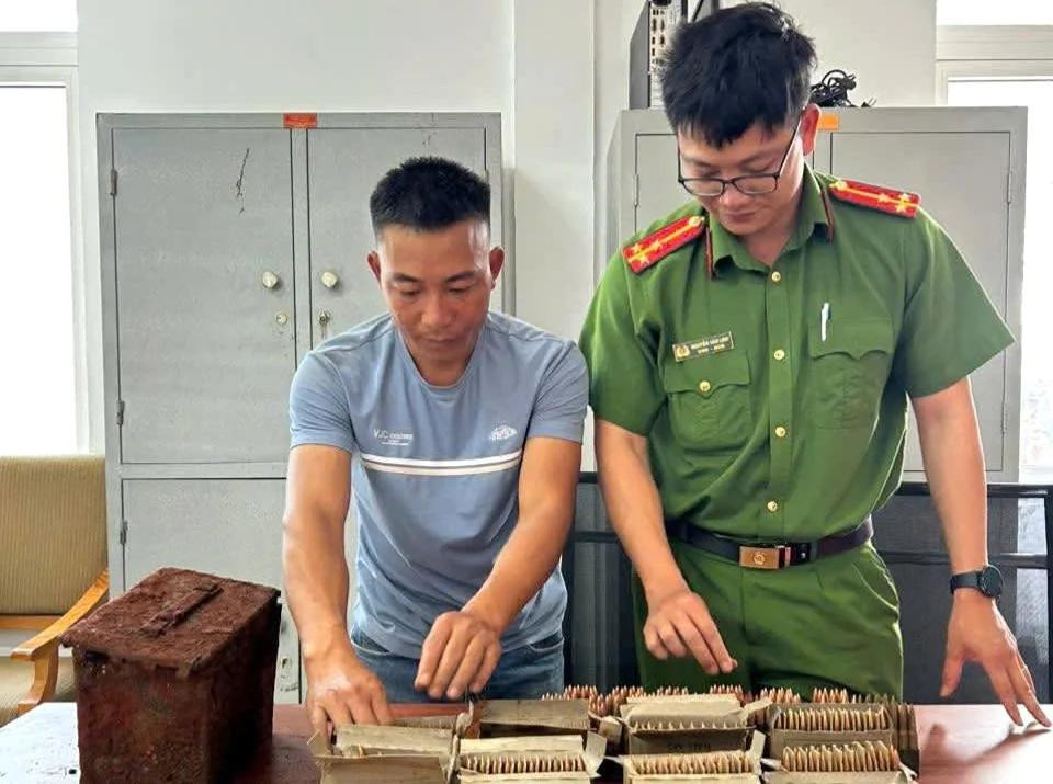 Công an xã Đạ Sar tiếp nhận thùng đạn từ người dân. Công an xã Đạ Sar tiếp nhận thùng đạn từ người dân.