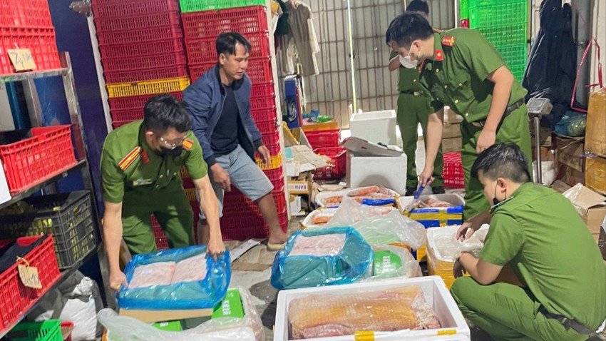 Lực lượng công an phát hiện 18 cơ sở kinh doanh thực phẩm không rõ nguồn gốc, xử phạt hơn 500 triệu đồng.