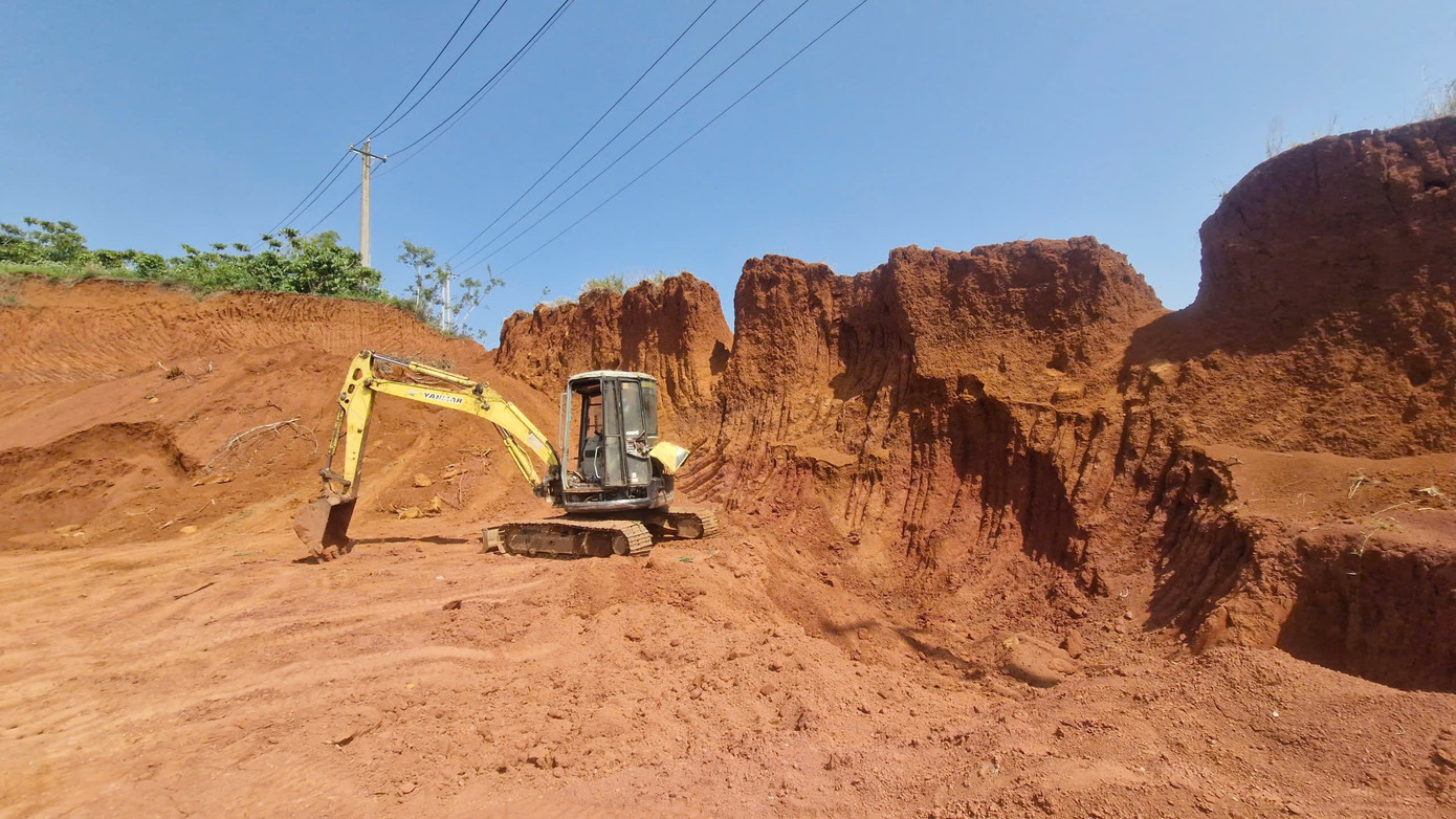 Bờ ta luy dương dài hàng chục mét bị 'xẻ thịt' tạo thành hàm ếch. Bờ ta luy dương dài hàng chục mét bị 'xẻ thịt' tạo thành hàm ếch.