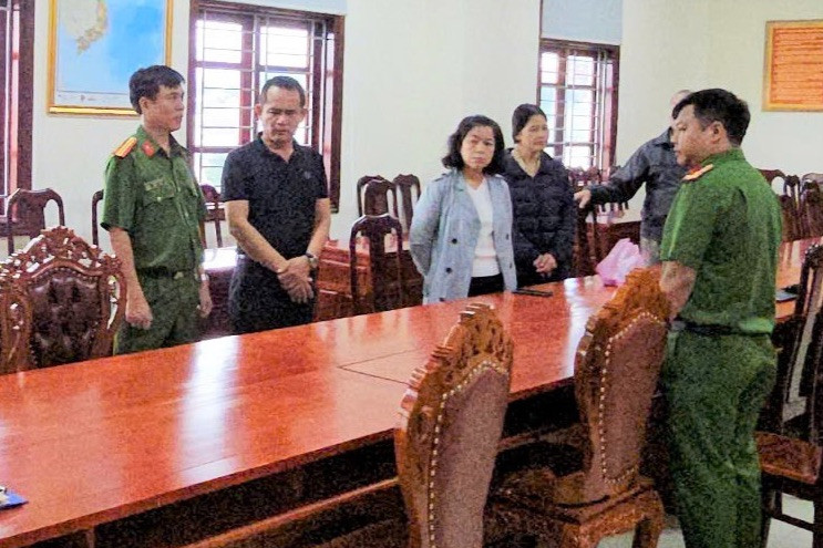 Đối tượng Lê Văn Thanh - Giám đốc Công ty TNHH Bất động sản Thanh Bình (áo đen).