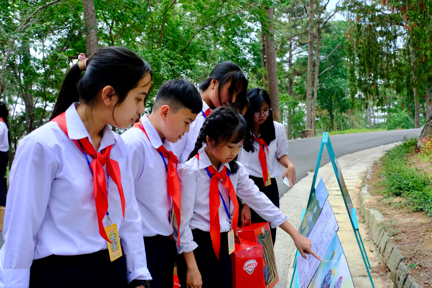 84 thiếu nhi tiêu biểu toàn tỉnh Lâm Đồng tham quan con đường nghệ thuật.