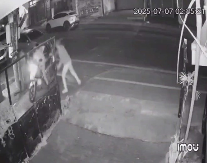 Hình ảnh nhóm thanh niên hành hung người phụ nữ. Ảnh: Camera an ninh. Hình ảnh nhóm thanh niên hành hung người phụ nữ. Ảnh: Camera an ninh.