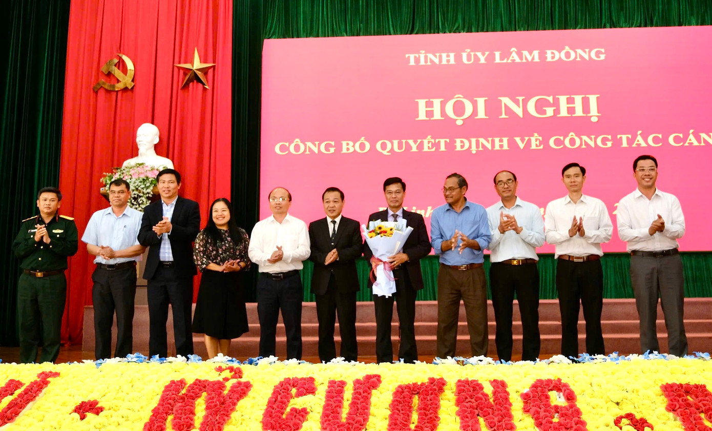 Ban Thường vụ Huyện ủy Di Linh chúc mừng ông Đinh Văn Tuấn.