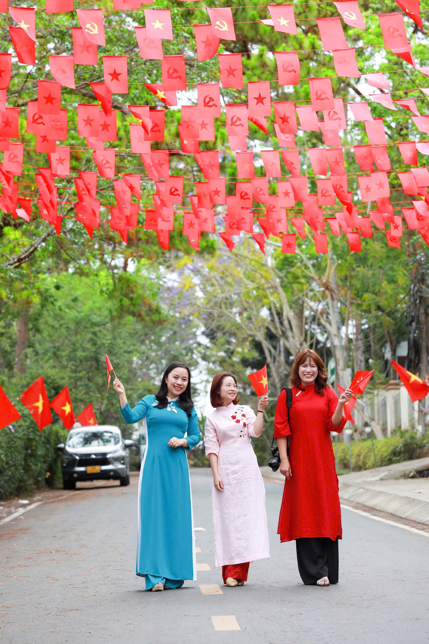 Những tà áo dài tung bay trong gió, hòa cùng sắc đỏ sao vàng trên con đường đẹp nhất Đà Lạt.
