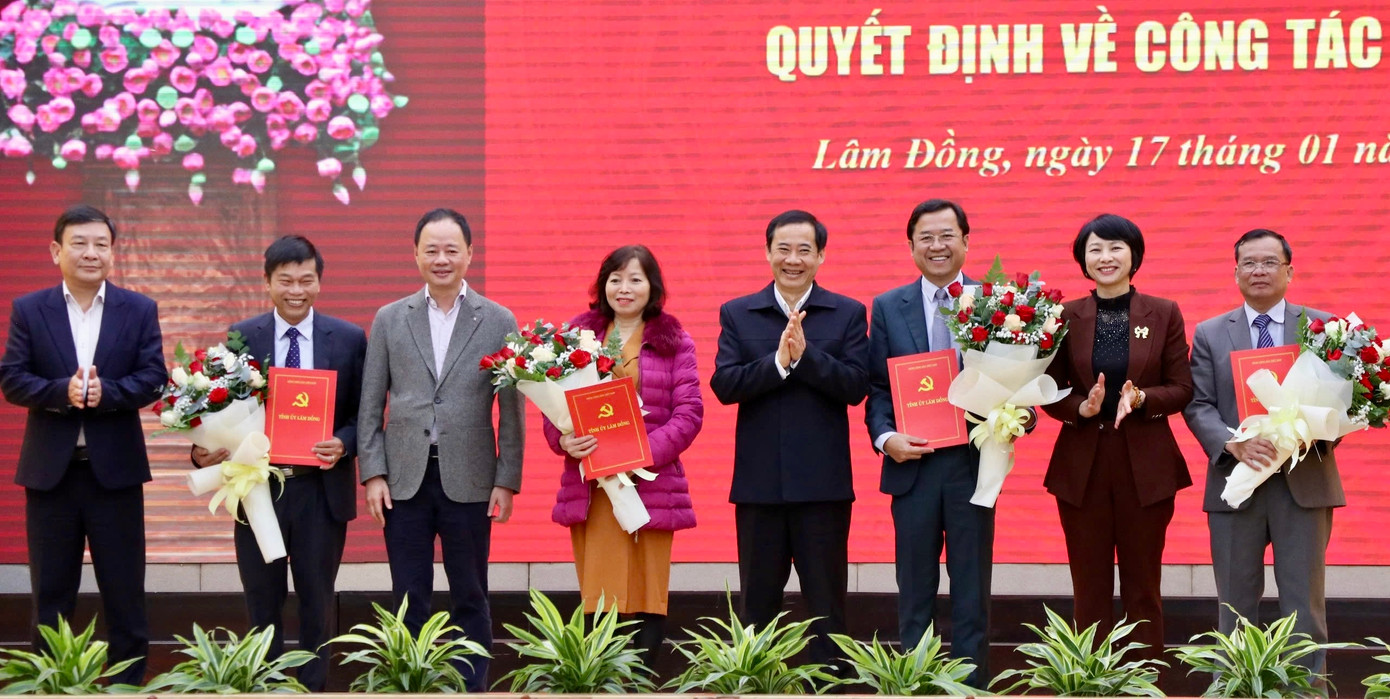 Lãnh đạo tỉnh Lâm Đồng trao quyết định công tác cán bộ.