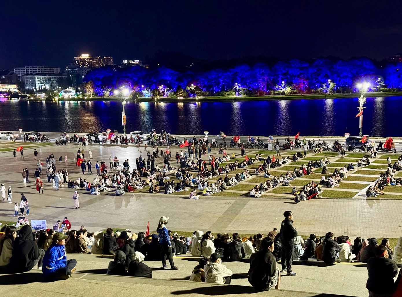 Dù thời tiết khoảng 14 độ C, tuy nhiên không khí tại quảng trường rất sôi động bởi những tiếng kèn, tiếng cổ vũ từ khán giả.