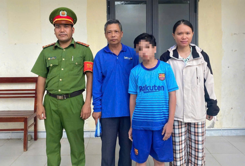 Người thân nhận cháu Tài tại trụ sở Công an xã Đạ Huoai 3. Ảnh: CA