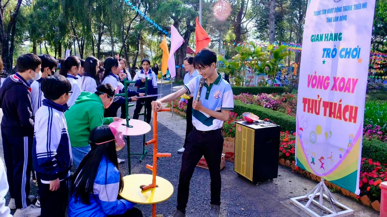 Các gian hàng trò chơi có thưởng như: Puzzie màu sắc, đĩa ba tầng chuyền banh, vòng xoay thử thách, chinh phục thành tích,.. thu hút học sinh, thiếu nhi tham gia.