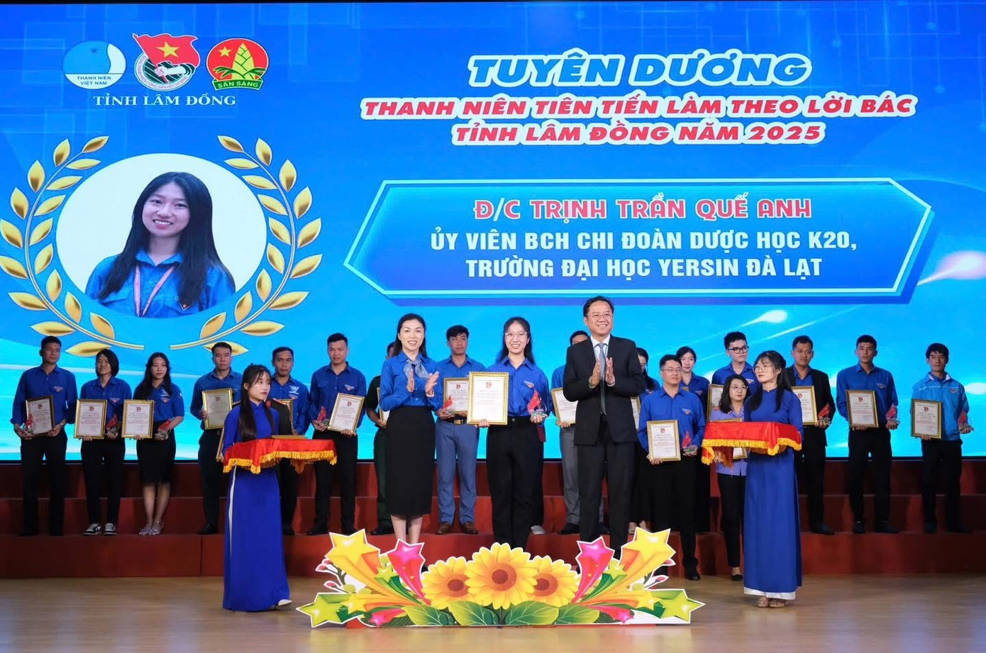 Lãnh đạo Tỉnh ủy, Tỉnh Đoàn Lâm Đồng trao tặng bằng khen cho các cá nhân có thành tích xuất sắc trong thực hiện Chỉ thị 05.