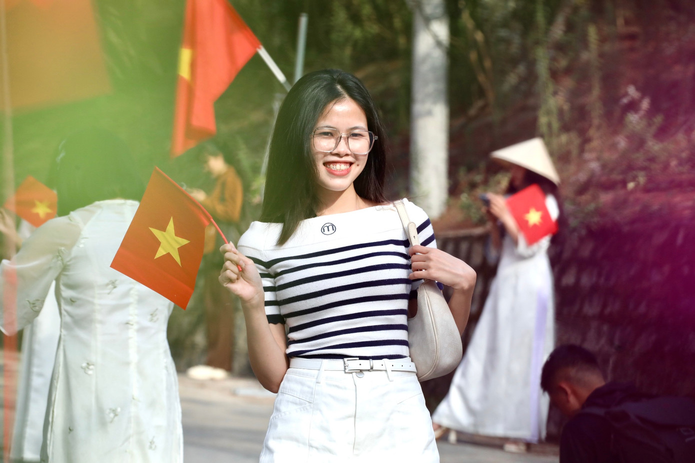 Dưới ánh sáng dịu nhẹ đầu ngày, từng khoảnh khắc, từng nụ cười rạng rỡ đều toát lên niềm tự hào và tình yêu quê hương.