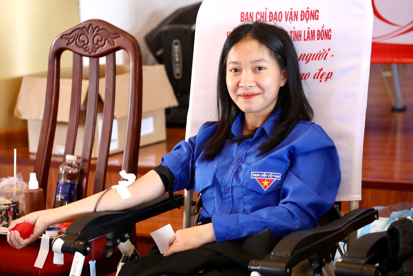 Bạn Trần Thị Thanh Lam, đoàn thanh niên phường 10 (TP Đà Lạt) chia sẻ, khi đến điểm hiến máu, bản thân thấy rất nhiều bạn trẻ khác cùng chung mục đích. Mọi người rất hào hứng và sẵn sàng cống hiến. "Đội ngũ y bác sĩ rất tận tình, giúp chúng tôi cảm thấy an tâm hơn dù lần đầu hiến máu. Tôi cảm thấy rất vui vì biết rằng mình đã góp phần cứu sống người khác", Lam nói.