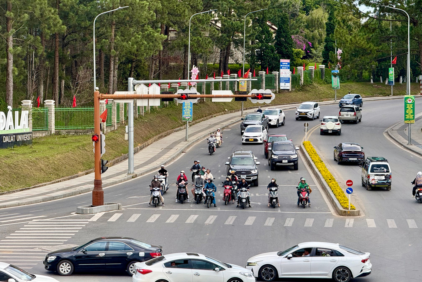 Theo ghi nhận của PV hai ngày qua (4-5/1), từ khi Nghị định 168 có hiệu lực, ý thức của người dân và du khách trên địa bàn TP Đà Lạt (Lâm Đồng) khi tham gia giao thông đã được nâng cao.