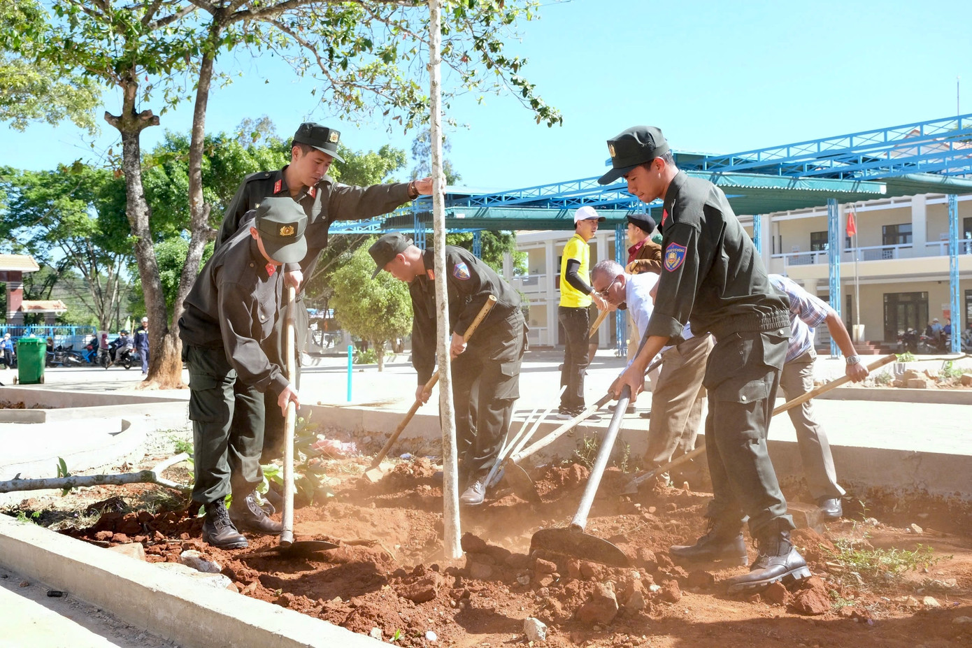 ĐVTN ra quân dọn vệ sinh và trồng cây. ĐVTN ra quân dọn vệ sinh và trồng cây.
