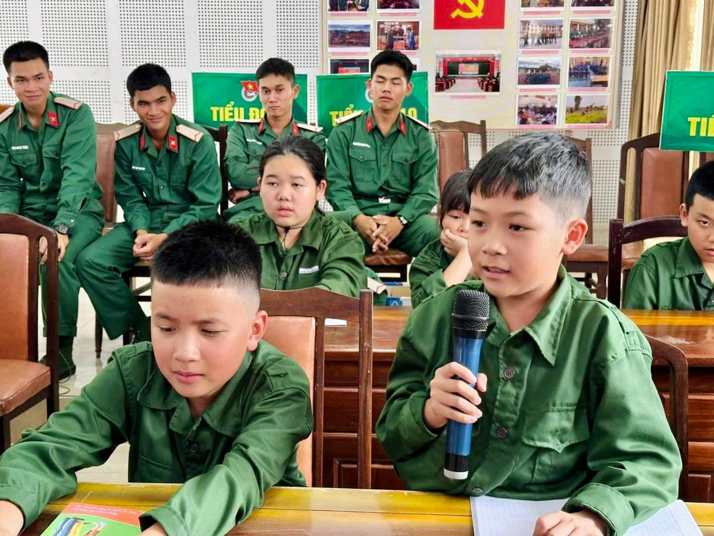 Trong 7 ngày trải nghiệm môi trường quân ngũ, các em sẽ được rèn luyện kỷ luật, kỹ năng sống, tinh thần trách nhiệm và lòng yêu nước thông qua chuỗi hoạt động huấn luyện, giáo dục và sinh hoạt tập thể.