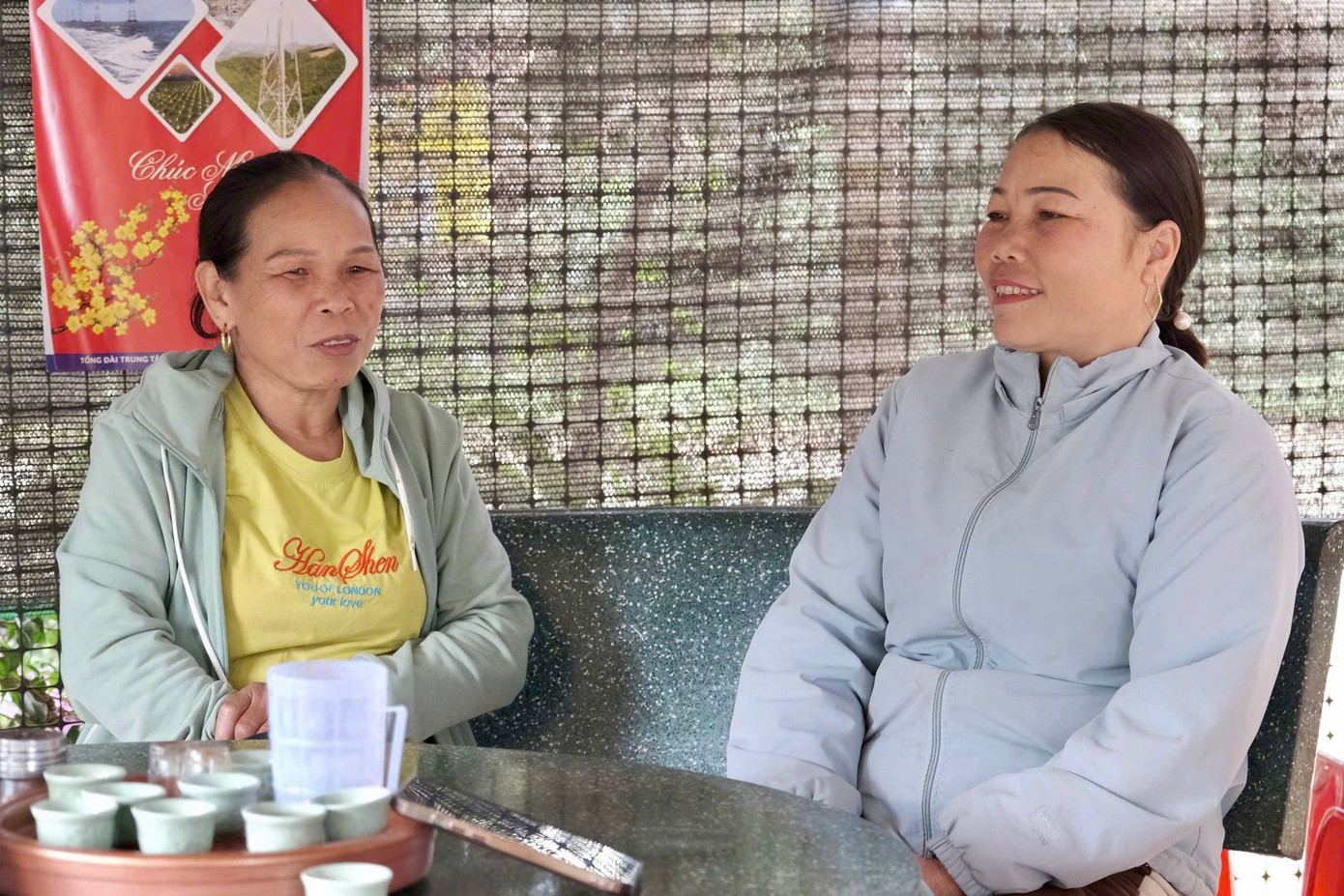 Bà Mông Thị Mau (bên trái) đến từng nhà tuyên truyền cho người dân. Bà Mông Thị Mau (bên trái) đến từng nhà tuyên truyền cho người dân.