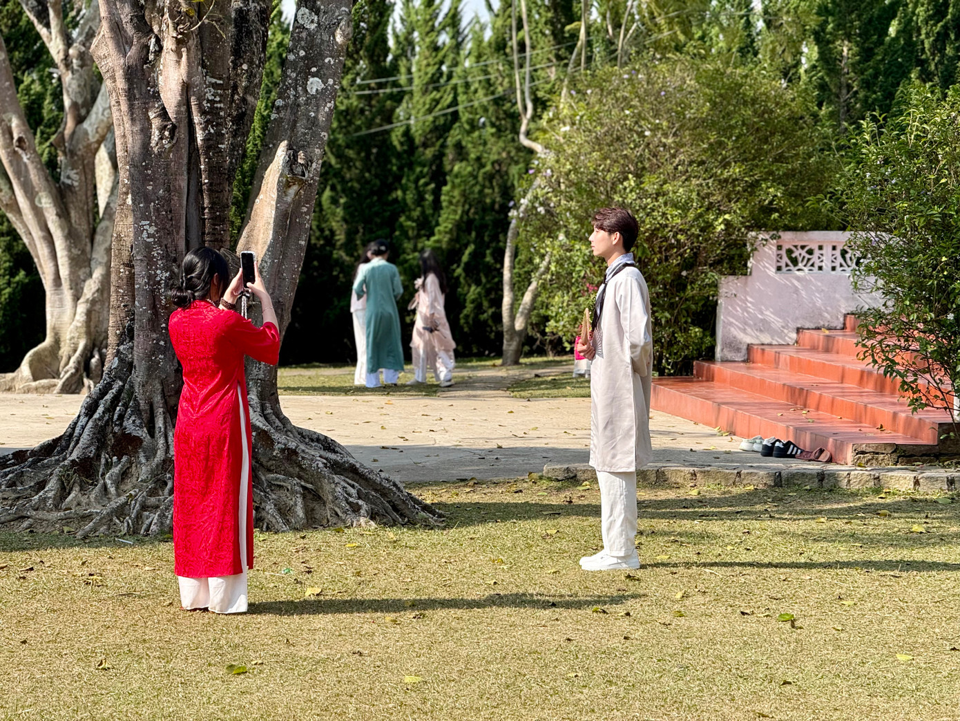 Sở hữu khuôn viên rộng hơn 6.300m², chùa Lâm Tỳ Ni có không gian yên tĩnh và thoáng đãng. Điểm nhấn là bãi cỏ rộng phía trước, cùng nhiều hàng trúc xanh rì và hai cây bồ đề cổ thụ đứng vững chãi bên chánh điện.