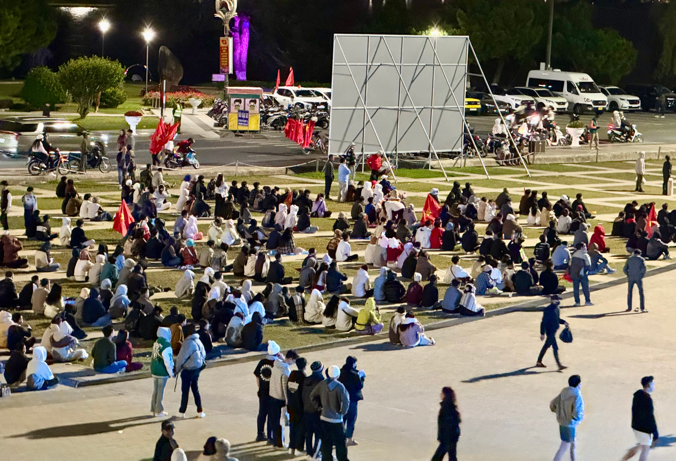 Bạn Mai Ngô Gia Bảo, du khách Cần Thơ chia sẻ, theo dõi trận đấu ở quảng trường Lâm Viên tuy &quot;lạnh một chút&quot;, nhưng lại có cảm giác cộng đồng vô cùng mạnh mẽ, mọi người xung quanh đều cùng chung một niềm đam mê.