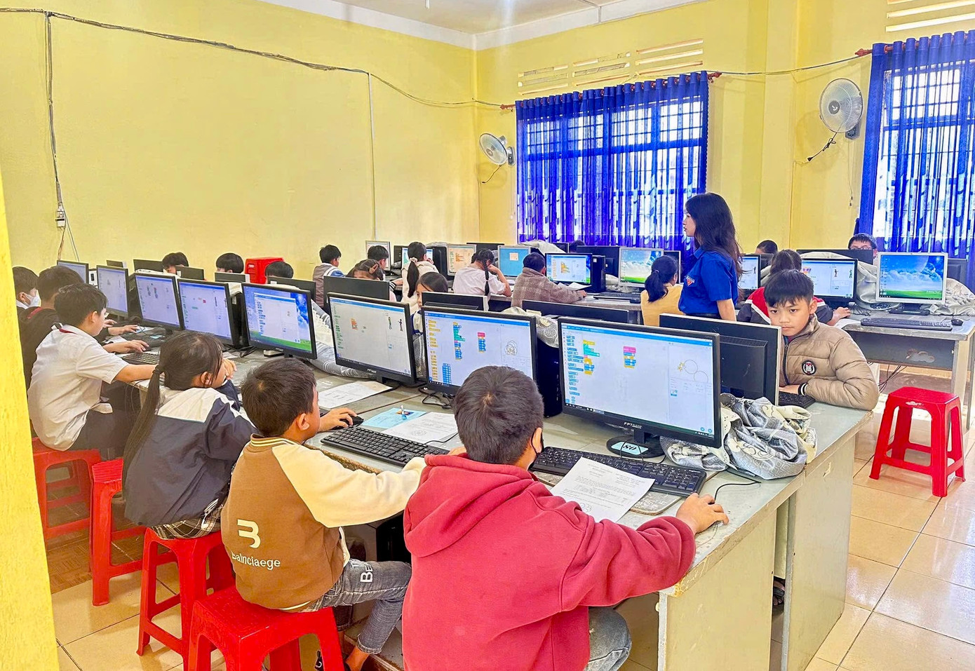 Các đội hình “Bình dân học vụ số” đã giúp 9.700 người dân tiếp cận kỹ năng số.