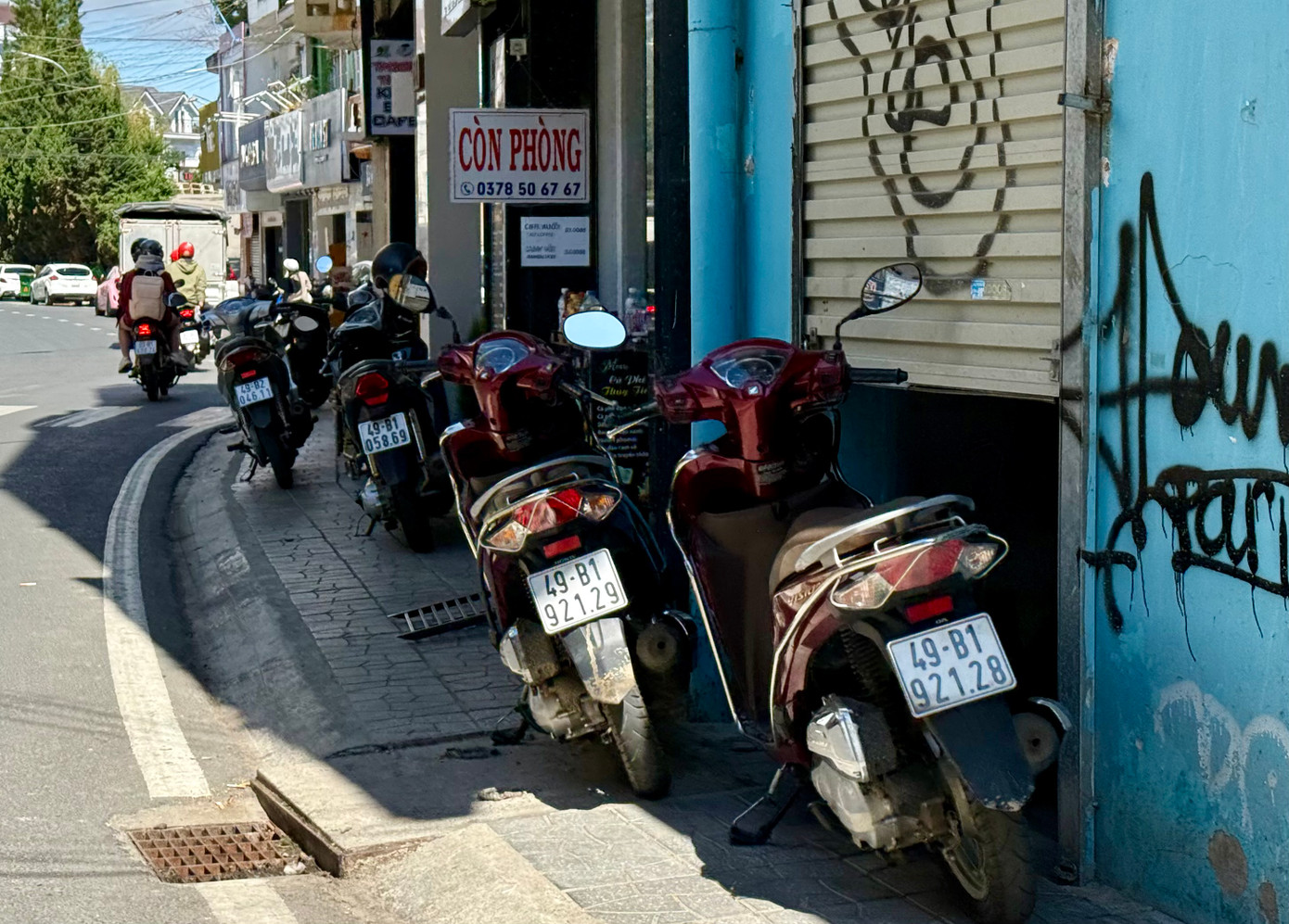 Theo ghi nhận của PV ngày 13/1, trên tuyến đường một chiều Nguyễn Văn Trỗi, người dân vẫn vô tư đậu xe sai quy định, lấn chiếm vỉa hè.