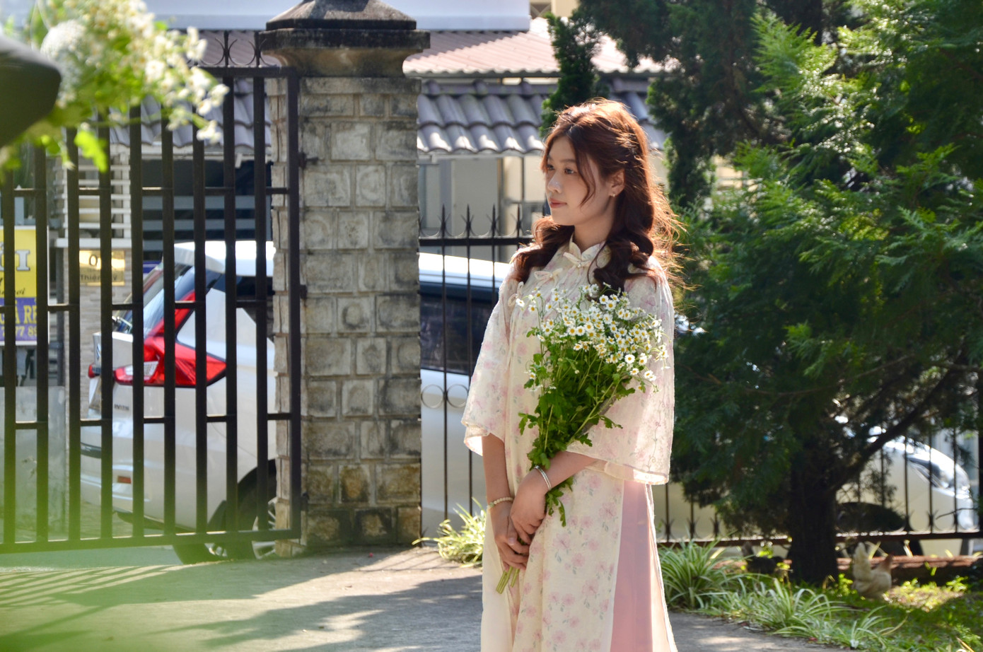 Dù đứng ở góc nào trong chùa, các bạn trẻ cũng có thể chụp được ảnh đẹp đón Tết. "Không gian trong chùa xanh ngát, nhiều tiểu cảnh, vì vậy chúng em đứng góc nào cũng chụp được ảnh đẹp. Đây là lần thứ 2 chúng em chụp ở chùa khi đến Đà Lạt dịp cận Tết", bạn Trương Lệ Hằng - du khách đến từ TPHCM chia sẻ. Ảnh: Thái Lâm