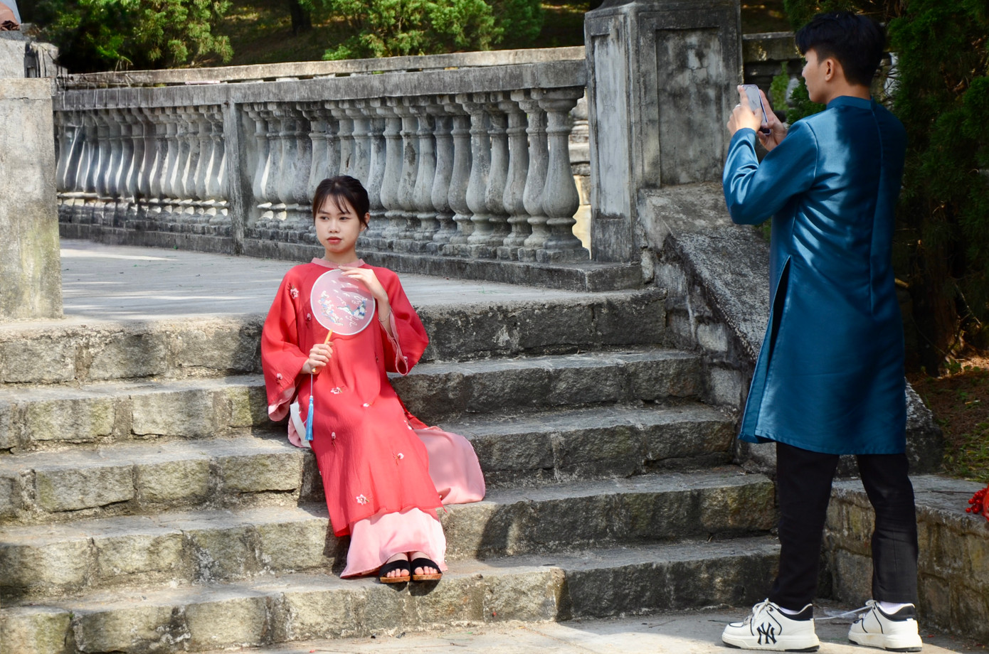 Từ sáng sớm đến chiều tối, Chùa Lâm Tỳ Ni đón hàng trăm lượt các bạn trẻ đến tham quan, chụp ảnh.