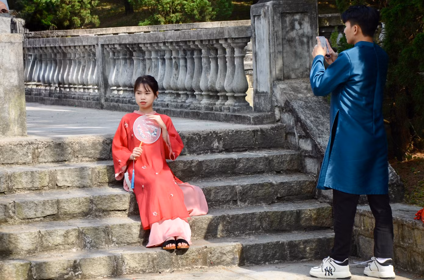 Từ sáng sớm đến chiều tối, Chùa Lâm Tỳ Ni đón hàng trăm lượt các bạn trẻ đến tham quan, chụp ảnh.