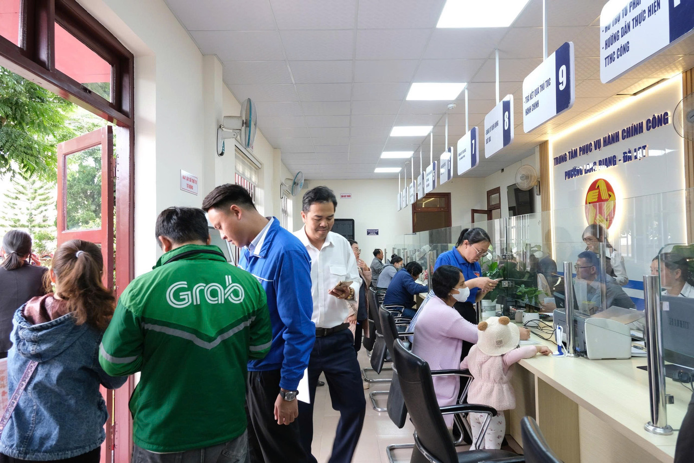 Các đội hình được bố trí tại bộ phận tiếp nhận và trả kết quả cấp xã, phường và Trung tâm Phục vụ Hành chính công, đảm nhiệm nhiều phần việc cụ thể như: số hóa dữ liệu, hướng dẫn công dân sử dụng dịch vụ công, cài đặt định danh điện tử, đăng ký tài khoản công dân điện tử...