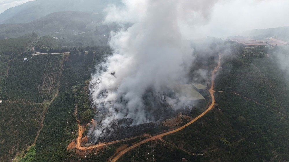 Vụ cháy tạo cột khói cao hàng chục mét, bốc mùi hôi. Vụ cháy tạo cột khói cao hàng chục mét, bốc mùi hôi.