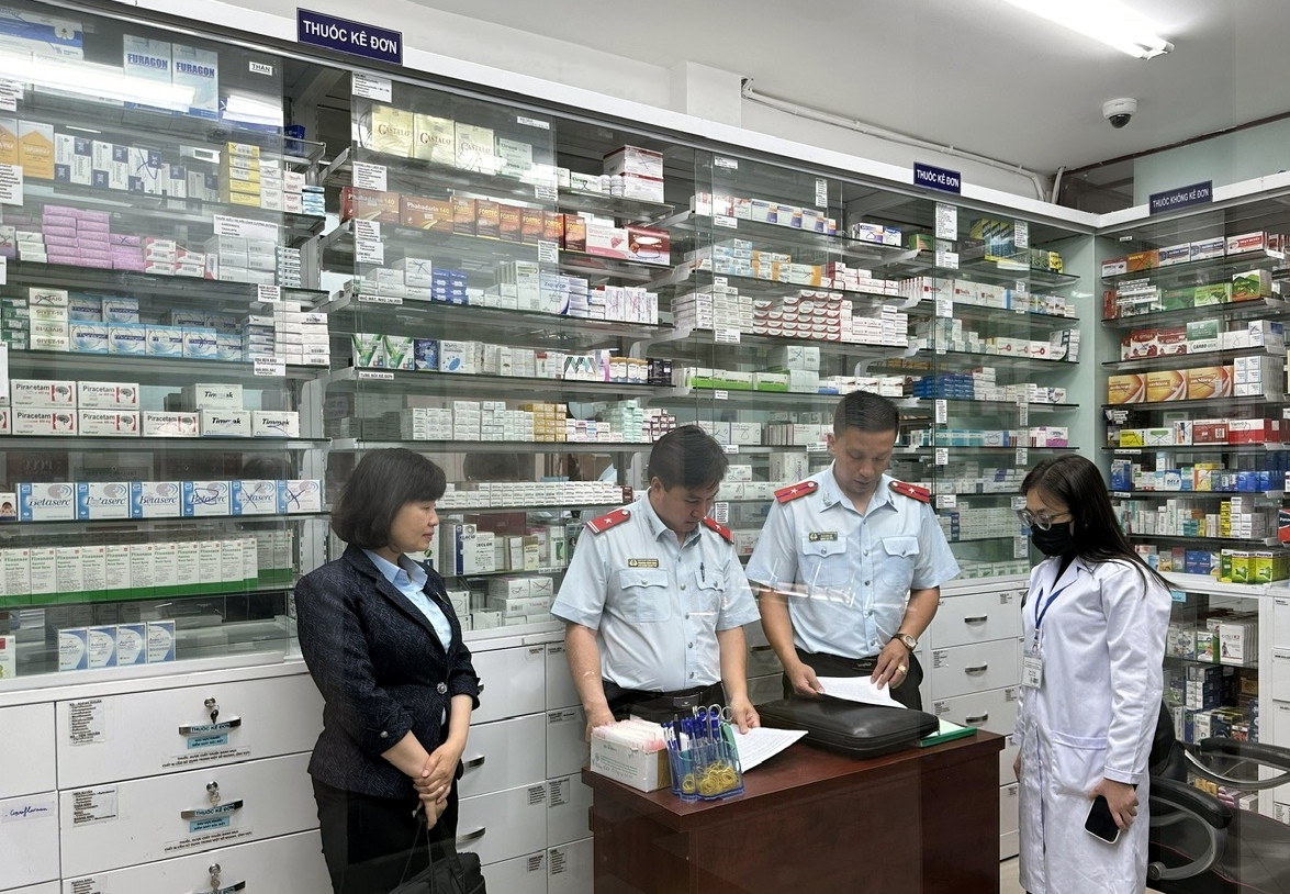 Đoàn kiểm tra liên ngành Lâm Đồng kiểm tra cơ sở kinh doanh dược phẩm.