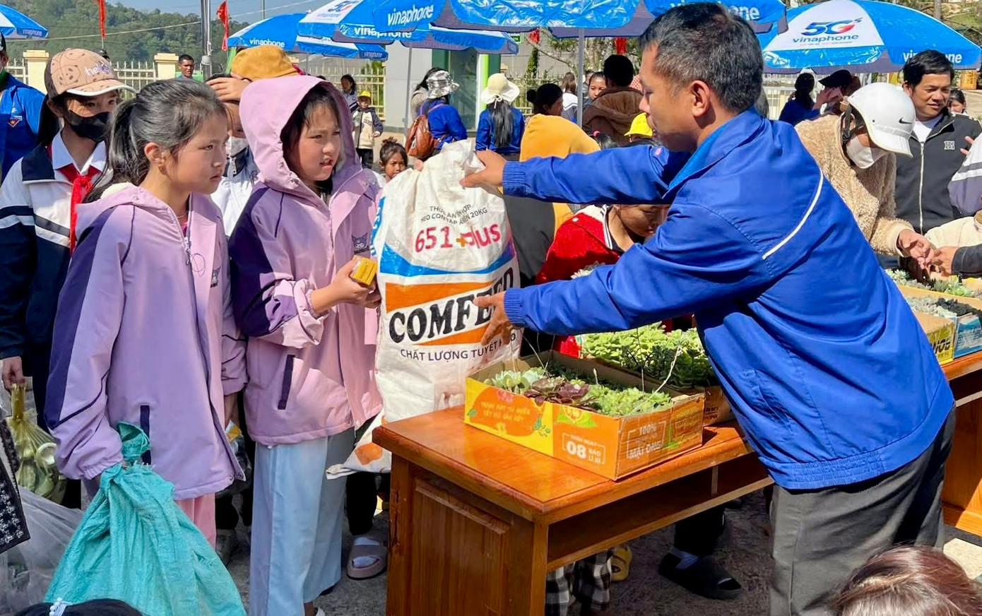 Triển khai mô hình phòng chống rác thải tại khu dân cư thông qua gian hàng đổi rác thải nhựa lấy quà.