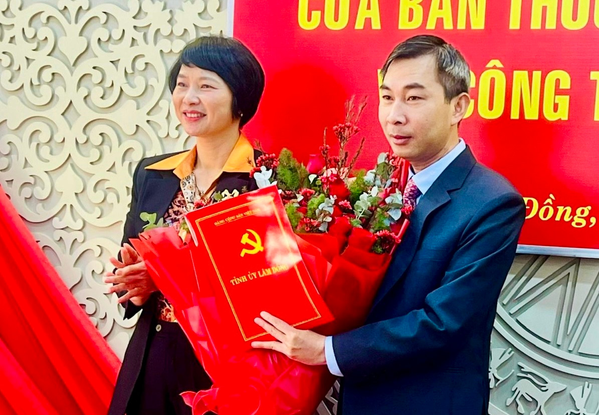 Phó Bí thư Tỉnh ủy Lâm Đồng Phạm Thị Phúc trao quyết định, tặng hoa chúc mừng tân Trưởng Ban Nội chính Tỉnh ủy tỉnh này.