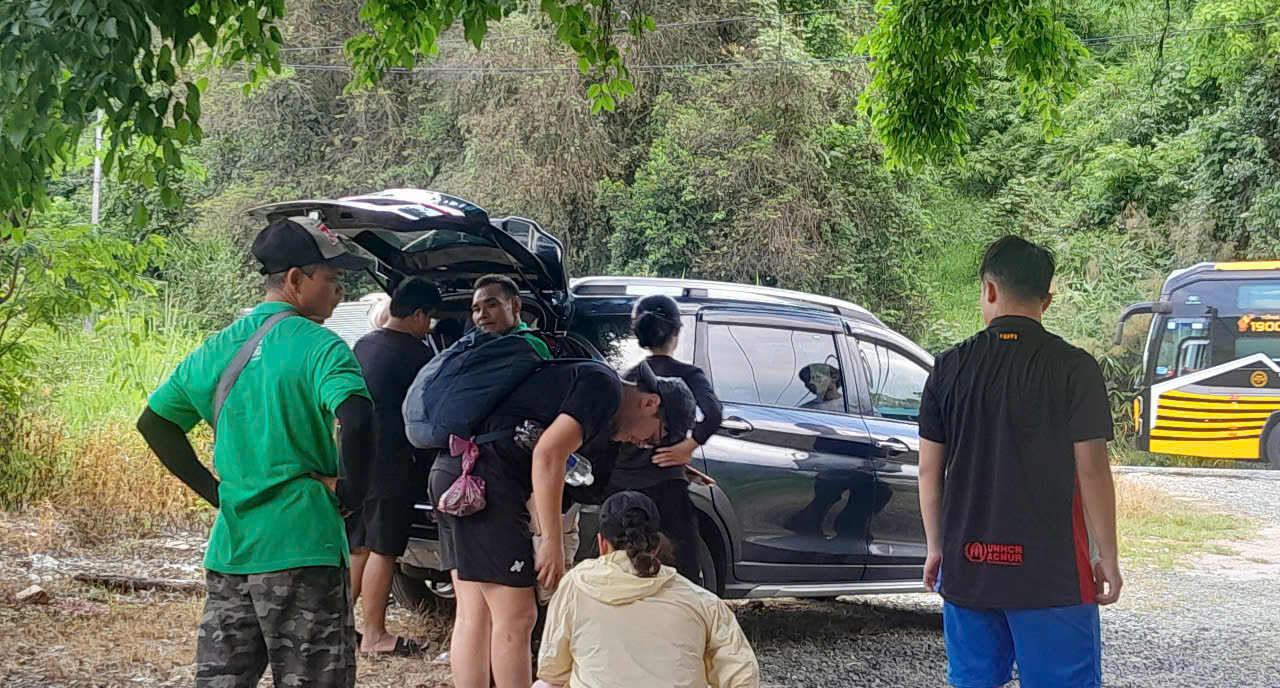 Đoàn khách được người dân địa phương giới thiệu tour khám phá rừng phòng hộ.