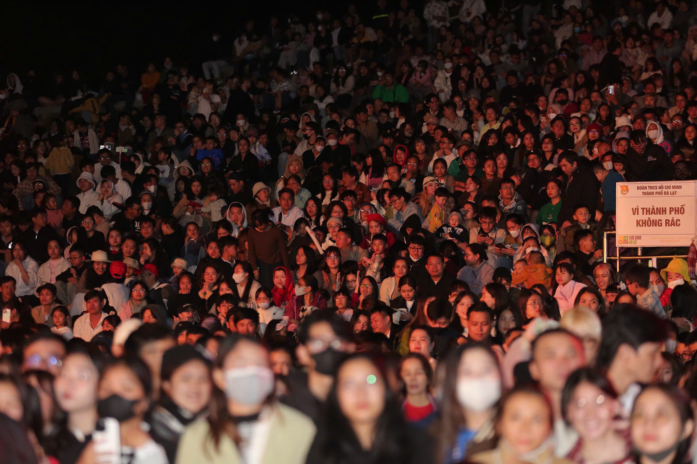 Hàng chục nghìn người lấp đầy Quảng trường Lâm Viên trong đêm chung kết cuộc thi Dalat Best Dance Crew 2025 ngày 1/5.