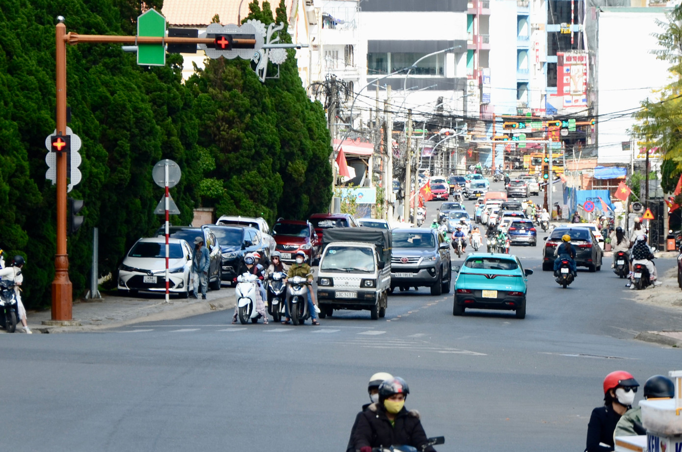 Nút giao Hoàng Văn Thụ - Ba Tháng Hai - Trần Phú - Trần Lê (phường 4)