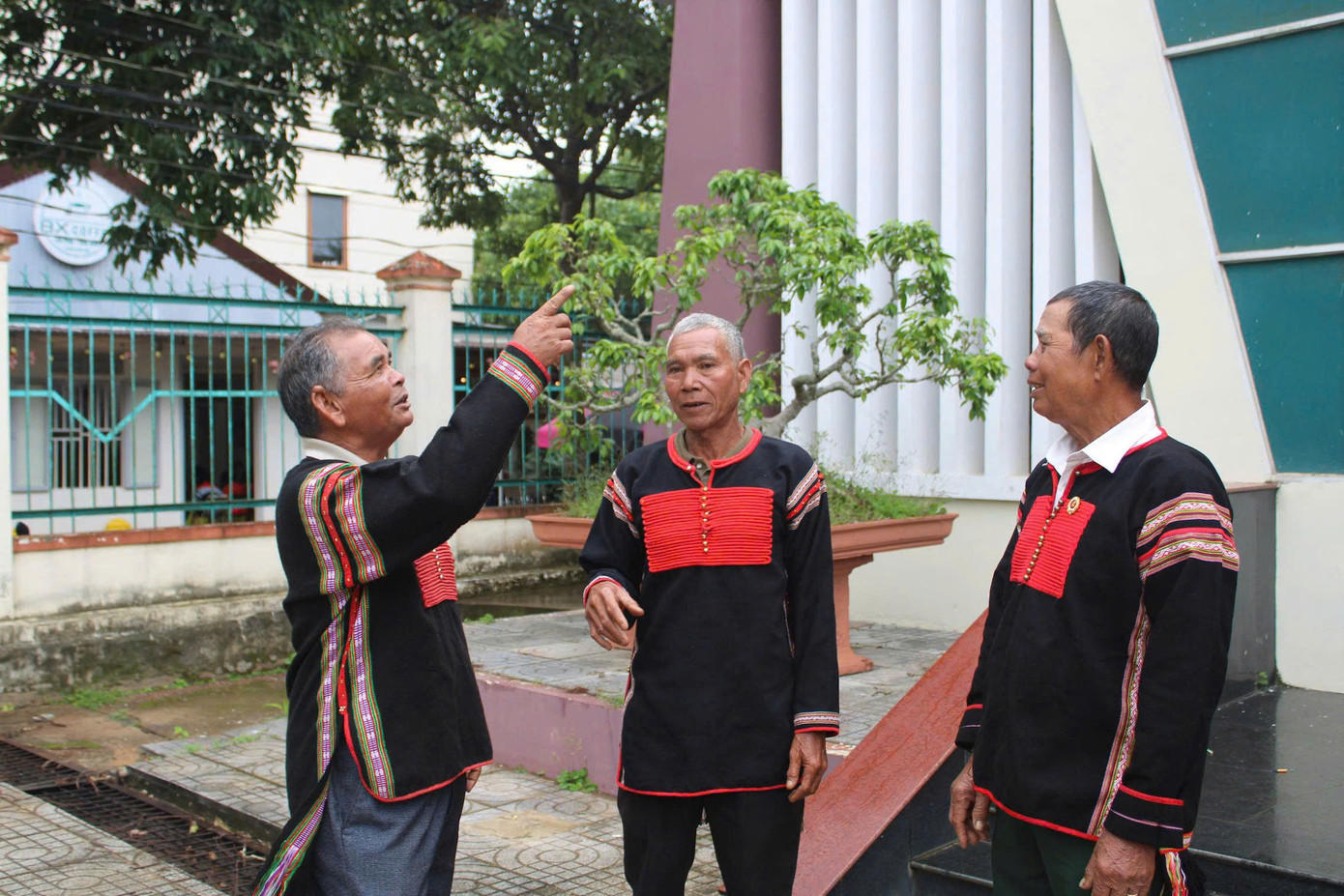 Ông Y Bhul Mlô (bìa trái) trao đổi với người dân. Ông Y Bhul Mlô (bìa trái) trao đổi với người dân.