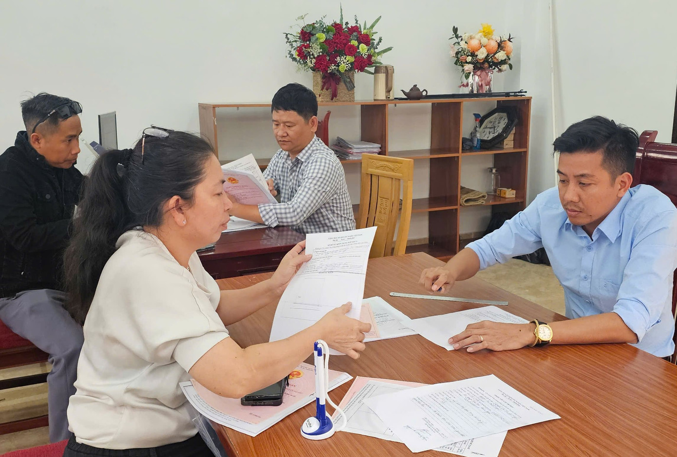 Người dân hài lòng khi trải nghiệm "được phục vụ" bởi mô hình chính quyền cấp xã mới. Người dân hài lòng khi trải nghiệm "được phục vụ" bởi mô hình chính quyền cấp xã mới.