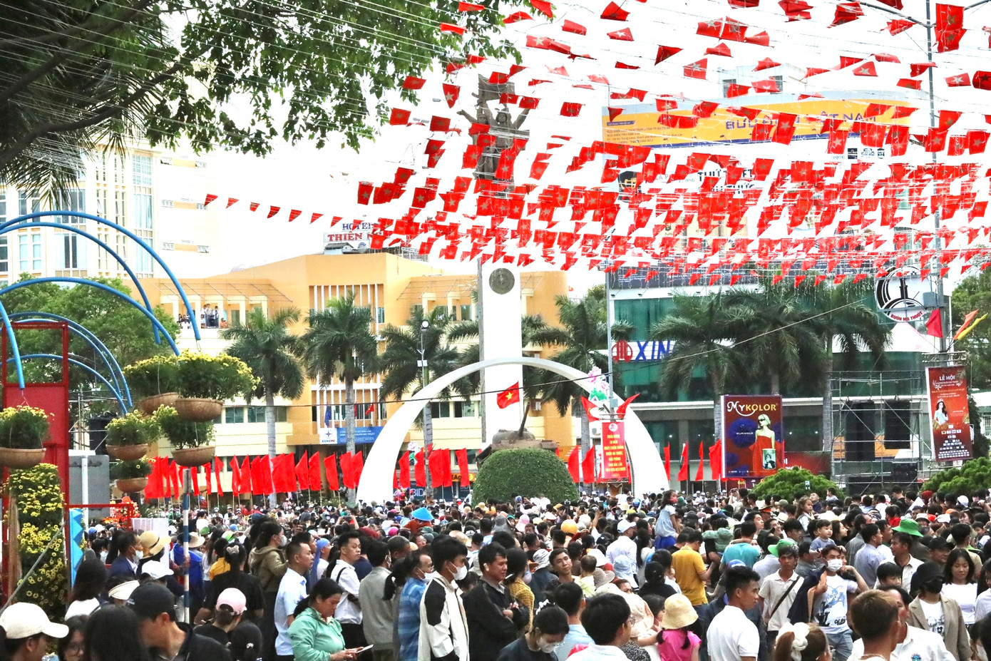 Chiều 10/3, tại tượng đài Chiến Thắng Buôn Ma Thuột (Đắk Lắk) diễn ra lễ hội đường phố sôi nổi với các hoạt động đặc sắc. Đây là hoạt động trong khuôn khổ Lễ hội Cà phê Buôn Ma Thuột lần thứ 9.