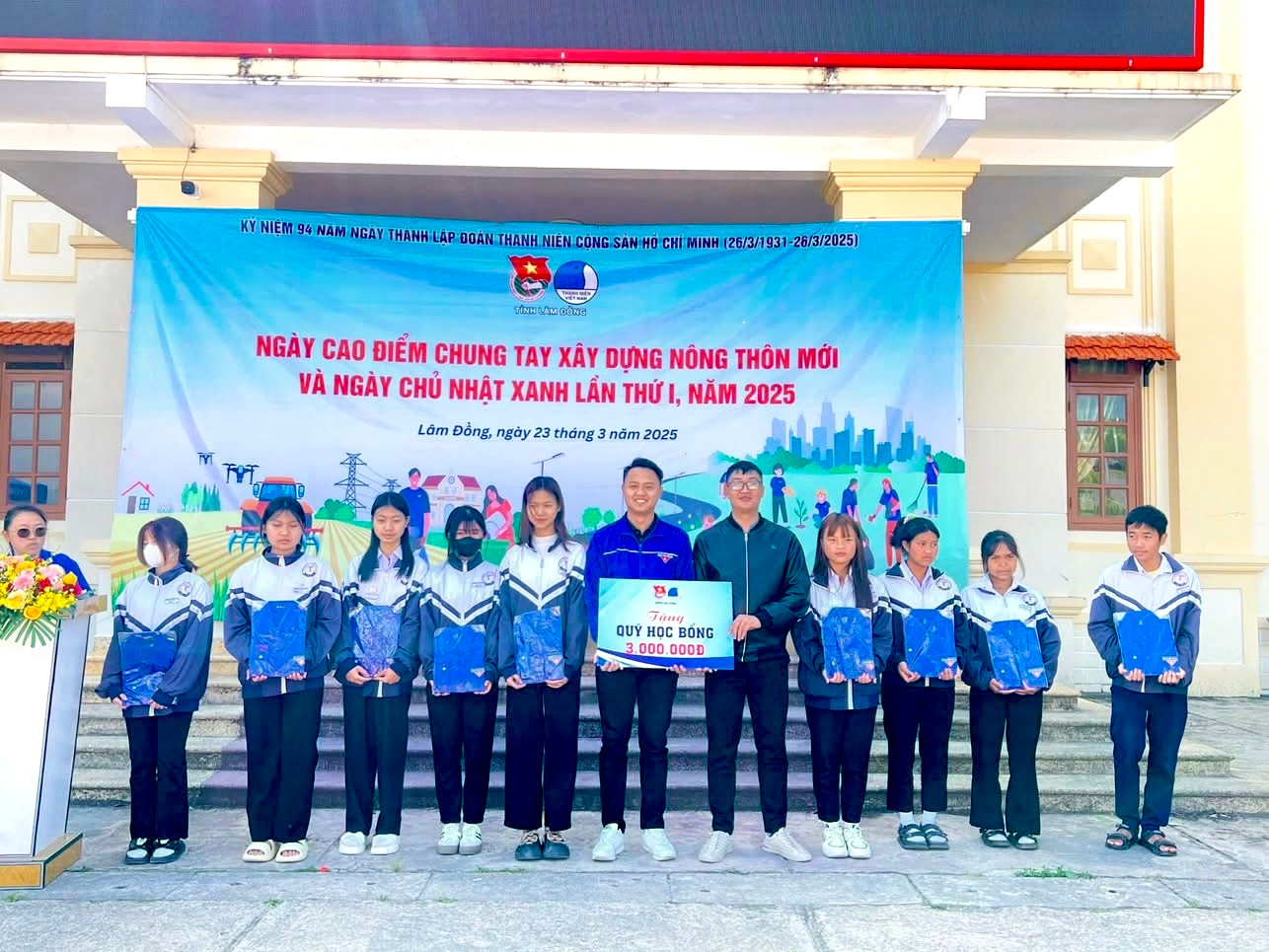 Tại chương trình, Tỉnh Đoàn Lâm Đồng đã trao tặng mô hình phân loại rác tại nguồn; hỗ trợ sinh kế cho thanh niên dân tộc và tôn giáo; phát động phong trào “Mỗi ngày một nghìn đồng ủng hộ sữa cho em” với 500 ly sữa tặng trẻ em có hoàn cảnh khó khăn; trao học bổng và áo Đoàn cho học sinh nghèo,...