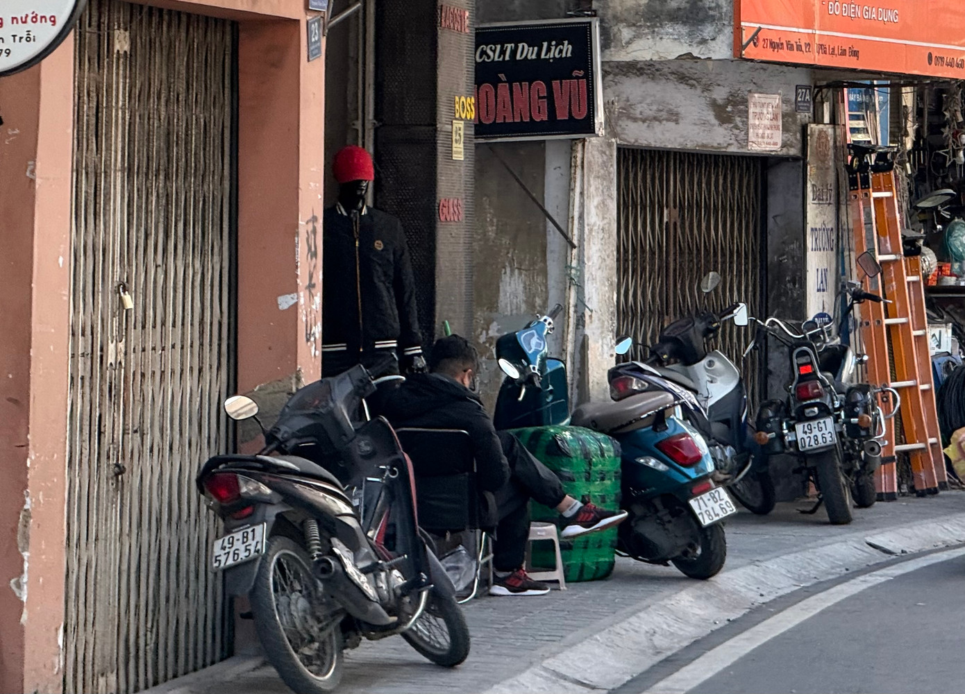 Theo ghi nhận của PV ngày 13/1, trên tuyến đường một chiều Nguyễn Văn Trỗi, người dân vẫn vô tư đậu xe sai quy định, lấn chiếm vỉa hè.