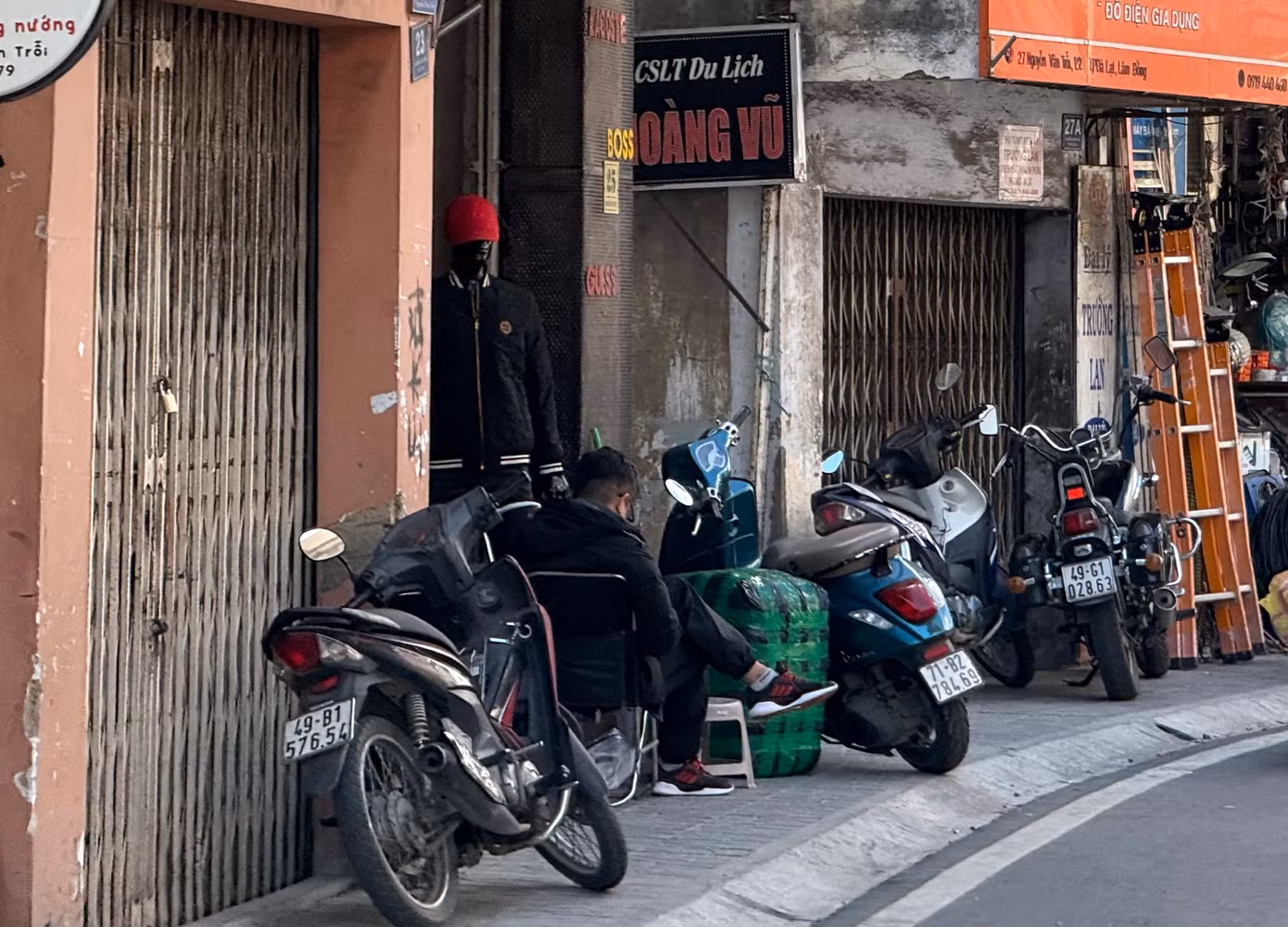 Theo ghi nhận của PV ngày 13/1, trên tuyến đường một chiều Nguyễn Văn Trỗi, người dân vẫn vô tư đậu xe sai quy định, lấn chiếm vỉa hè.