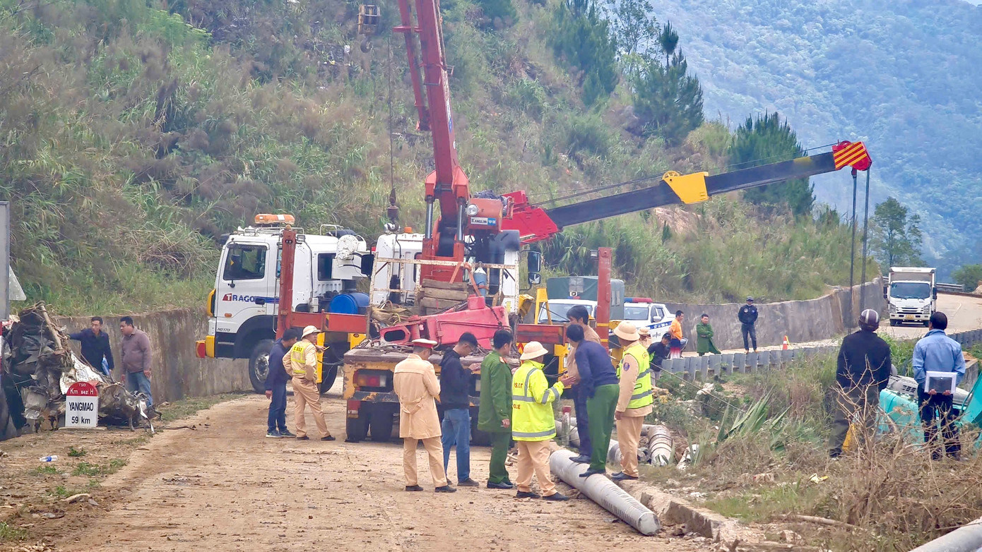 Hiện lực lượng chức năng đang nỗ lực để đưa xe container ra khỏi vực sâu.
