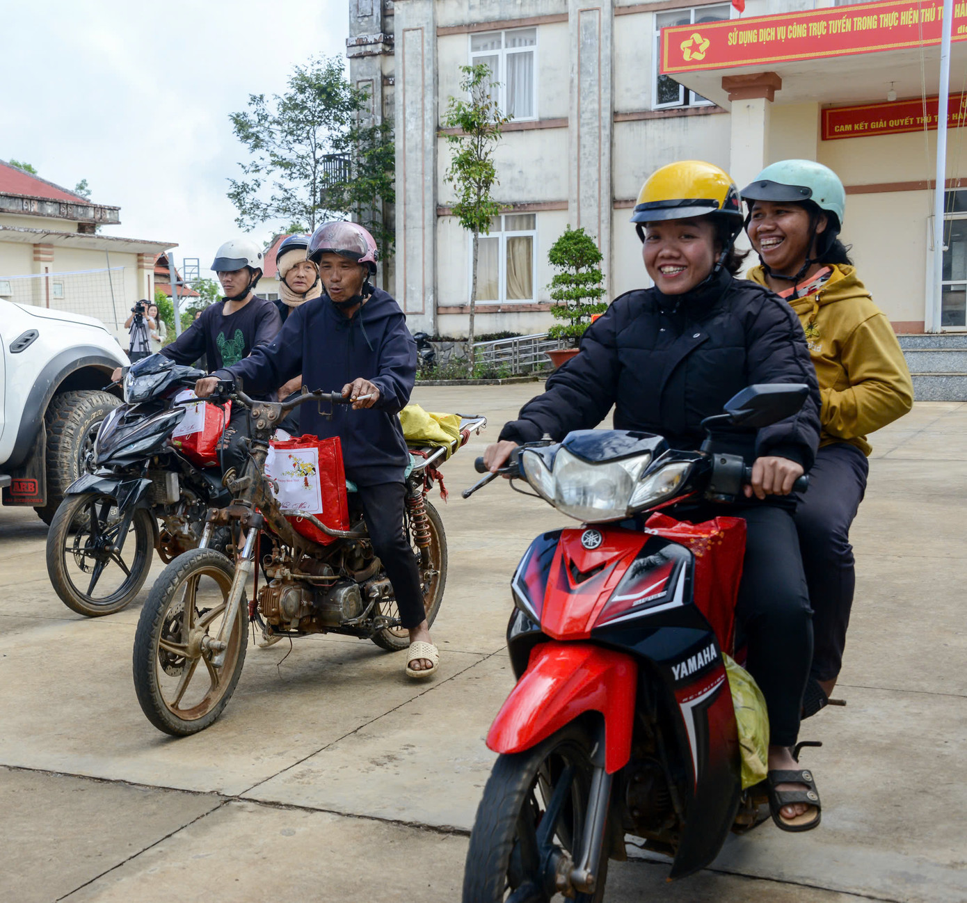 Người dân phấn khởi nhận quà từ Công ty Thủy điện Đồng Nai.