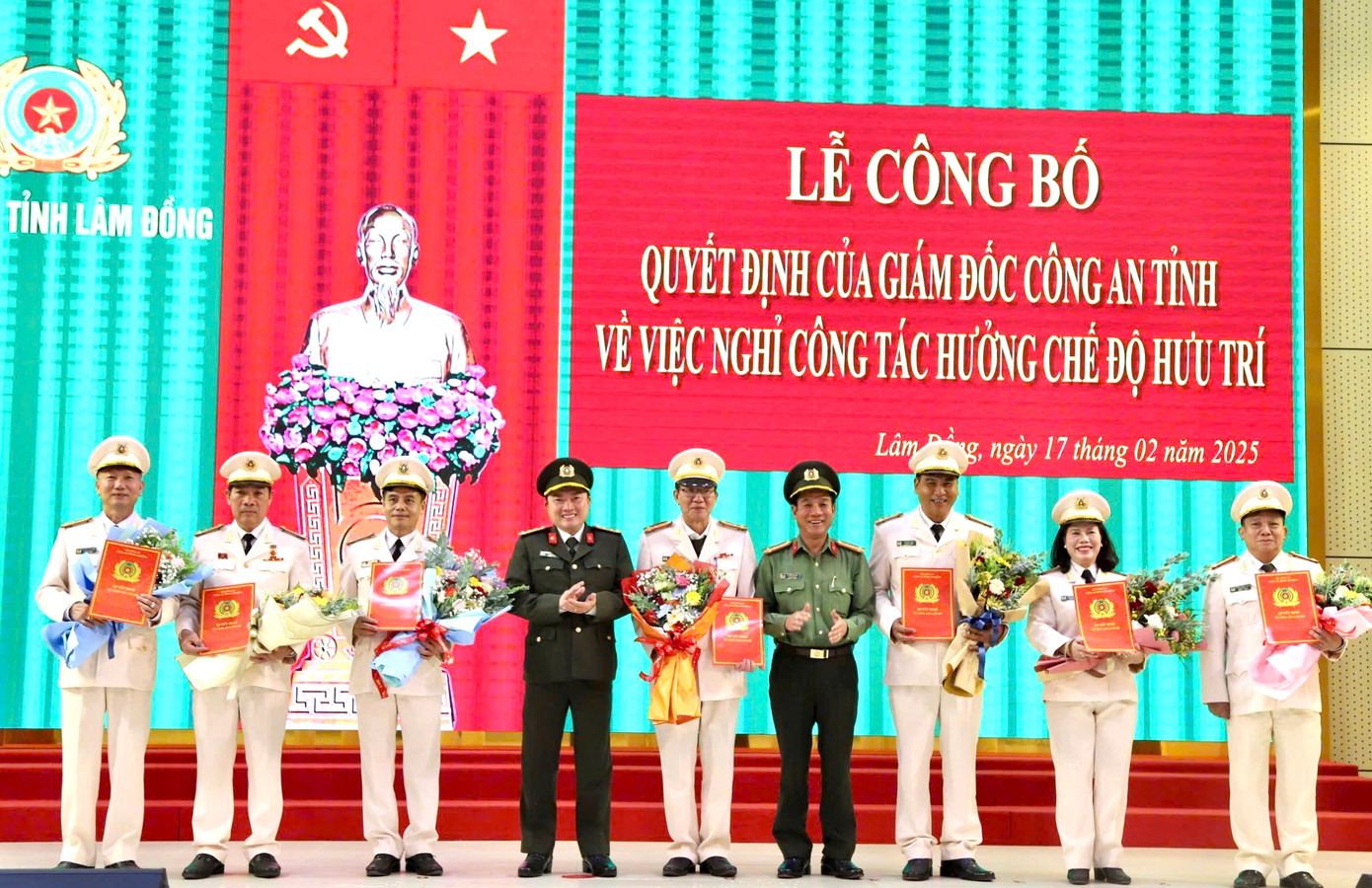 Công an Lâm Đồng trao quyết định nghỉ công tác, hưởng chế độ hưu trí cho 21 cán bộ. Công an Lâm Đồng trao quyết định nghỉ công tác, hưởng chế độ hưu trí cho 21 cán bộ.