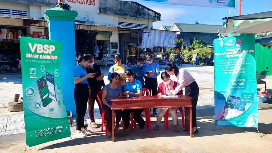 Đoàn thanh niên xã Gia Viễn hỗ trợ người dân sử dụng ứng dụng trên điện thoại thông minh.