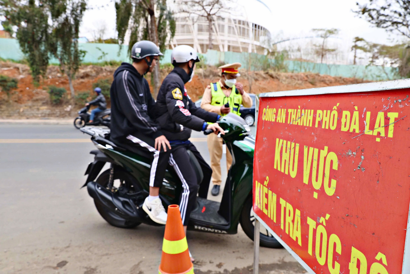 Trong 7 ngày thực hiện Nghị định 168, Công an TP Đà Lạt đã dừng kiểm soát 1.114 lượt phương tiện có dấu hiệu vi phạm (474 ô tô và 640 mô tô). Trong đó, lực lượng lập biên bản xử phạt hành chính 98 trường hợp vi phạm với các lỗi chủ yếu như đậu đỗ không đúng quy định, nồng độ cồn, vi phạm tốc độ,...