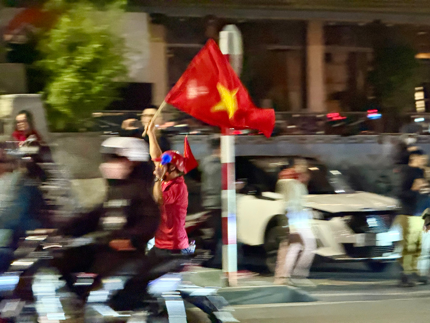 Hàng nghìn lá cơ Tổ quốc bay phấp phới trên các tuyến đường. Ảnh: Thái Lâm