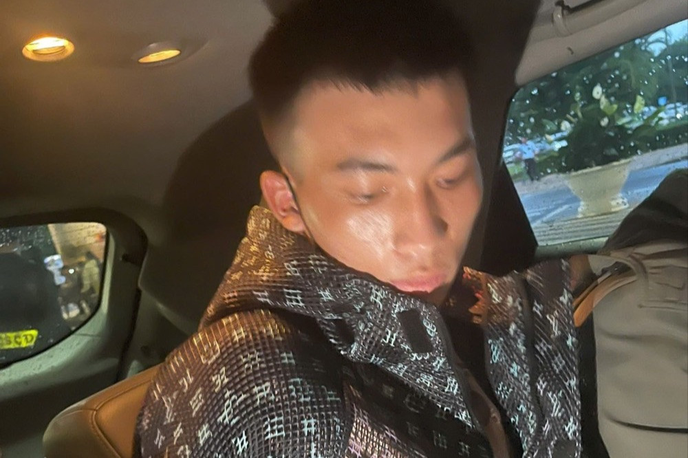 Nguyễn Tuấn Hùng bị bắt giữ khi vừa đáp chuyến bay từ TP.HCM trở về.